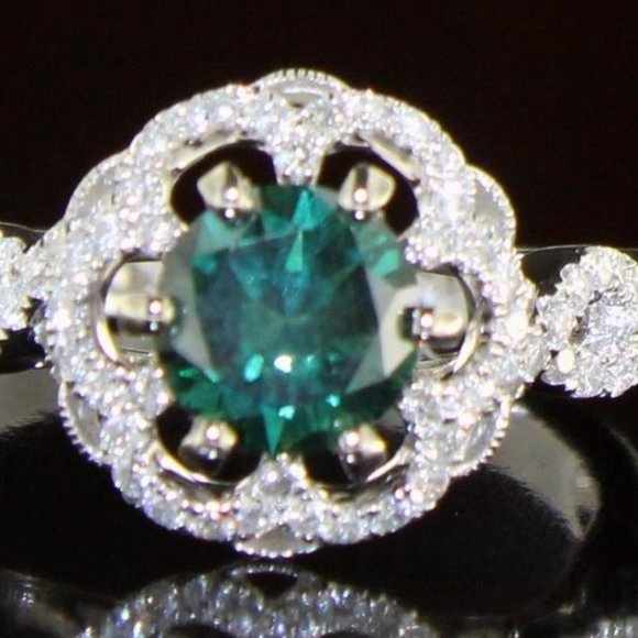 Green Diamond Ring set in 14K White gold; size 6 - Picture 5 of 6